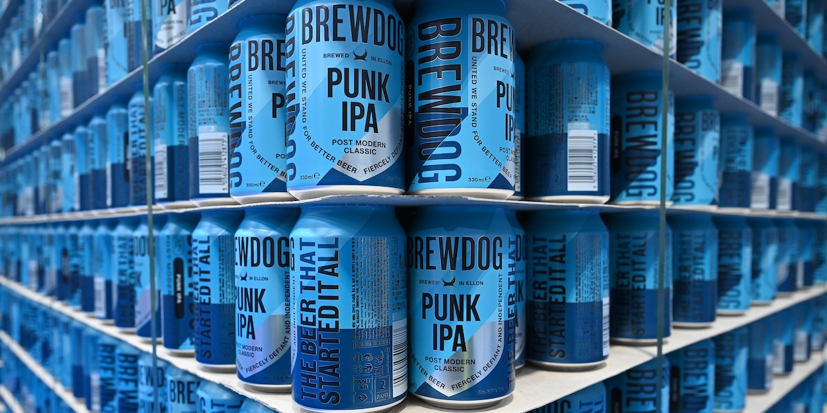 Pile di lattine della birra Punk IPA della BrewDog nello stabilimento di Ellon, in Scozia