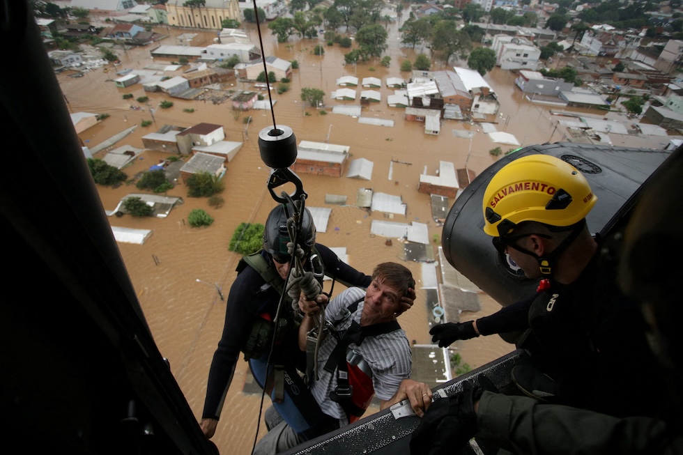 Un uomo soccorso in elicottero a Canosa, a una quindicina di chilometri da Porto Alegre 