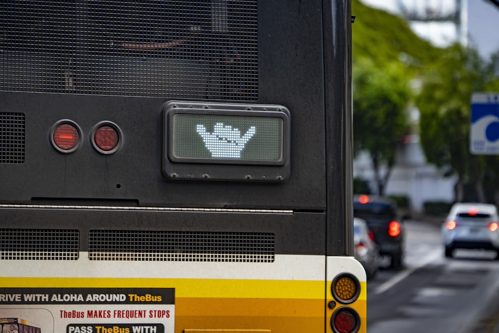 un segnale luminoso dello shaka sul retro di un bus