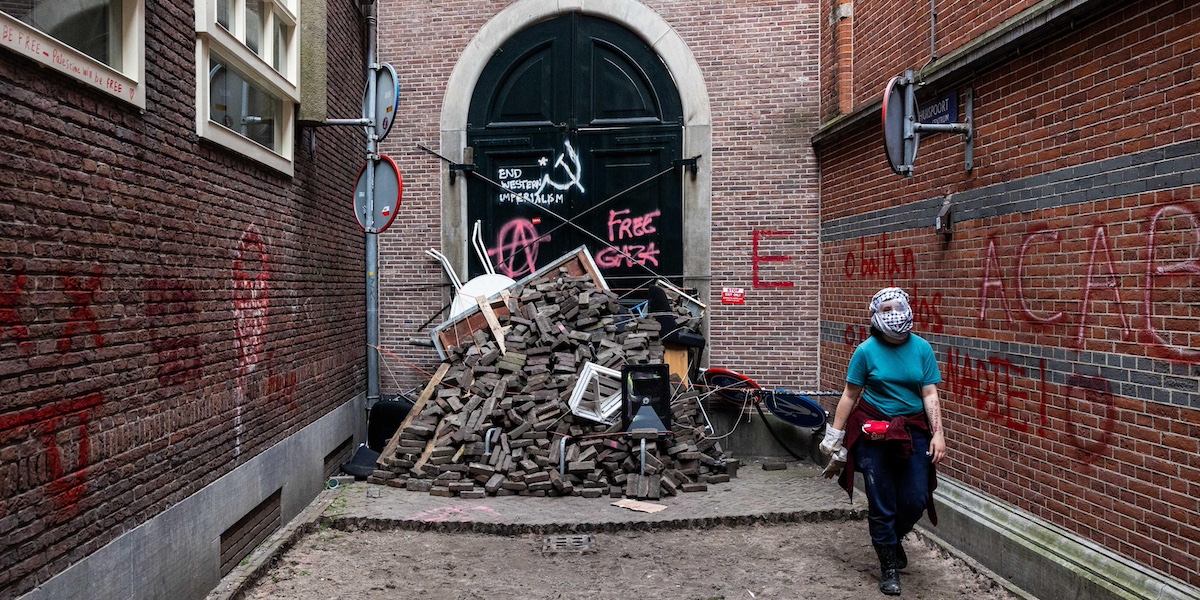 Un'entrata dell'Università di Amsterdam bloccata con i mattoni di pietra divelti (ANSA, EPA/RAMON VAN FLYMEN)