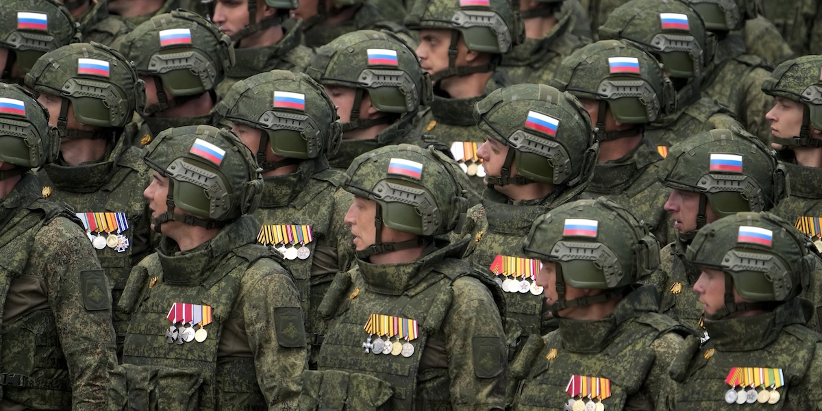 Soldati russi durante una parata militare