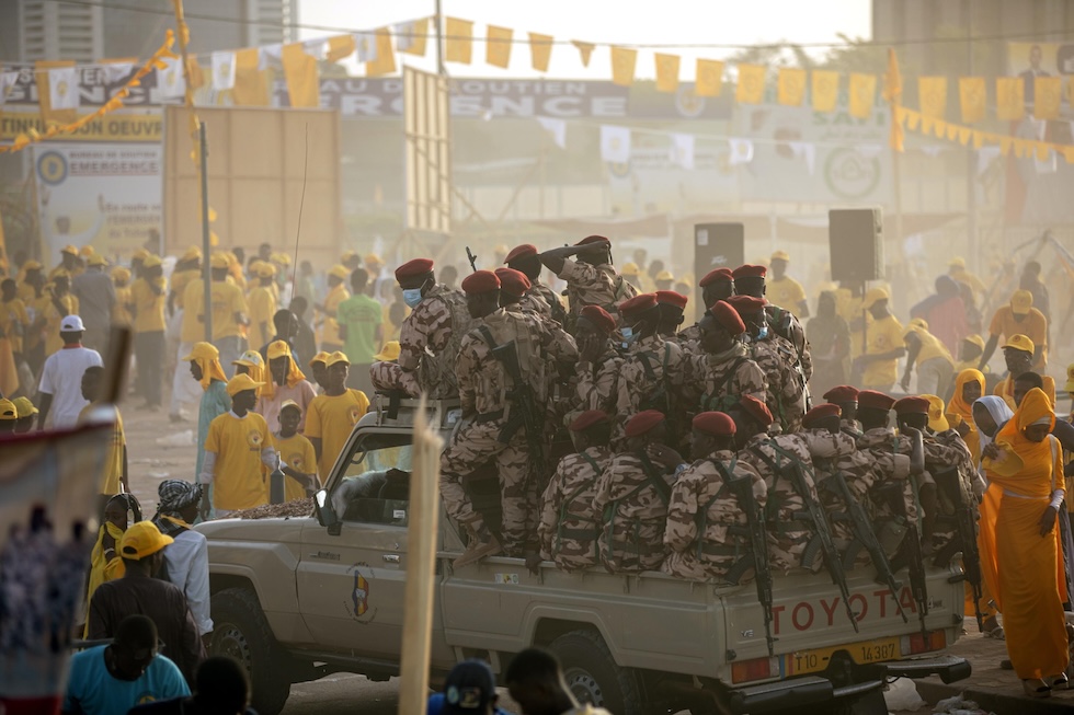 Membri delle forze di sicurezza dopo un comizio elettorale di Mahamat Idriss Déby a N'Djamena 