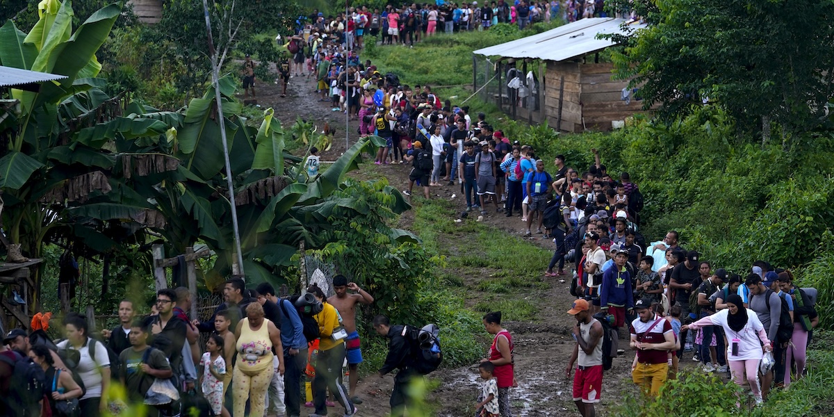 Migranti lungo la tratta che attraversa la giungla di Darién (AP Photo/Arnulfo Franco, File)