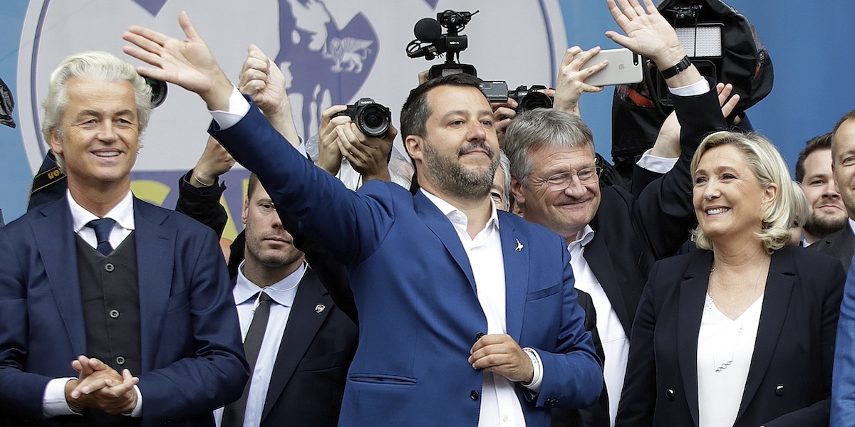 Il leader della Lega Matteo Salvini insieme a Geert Wilders, leader del Partito per la Libertà olandese (a sinistra) e Marine Le Pen, leader del partito francese Rassemblement National, a un incontro nel 2019 (AP Photo/Luca Bruno, File)