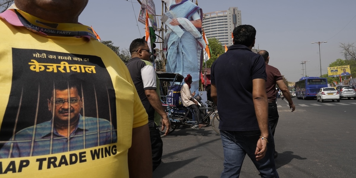 Un sostenitore di Arvind Kejriwal con la sua immagine sulla maglietta (AP Photo/Manish Swarup)