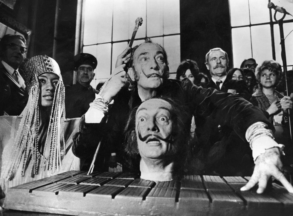 Dalí con un modello della sua stessa testa durante una conferenza stampa a Parigi nel 1973 