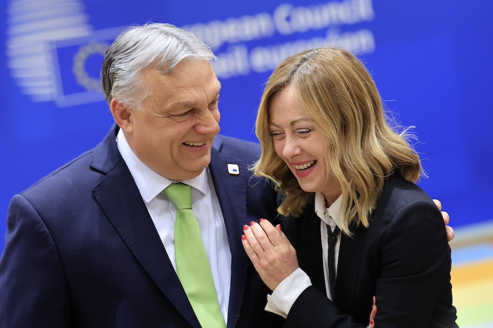 Il primo ministro ungherese Viktor Orban a sinistra e la presidente del Consiglio Giorgia Meloni a destra durante un incontro a Bruxelles a marzo del 2024 (AP Photo/Geert Vanden Wijngaert)