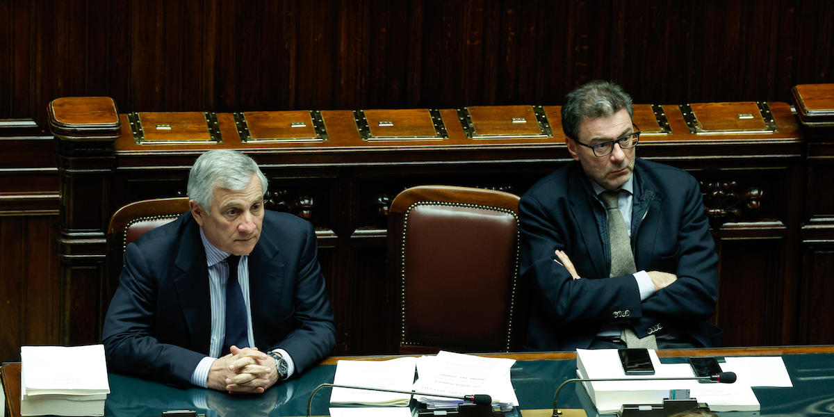 A sinistra il ministro degli Esteri e segretario di Forza Italia Antonio Tajani; a destra il ministro dell'Economia Giancarlo Giorgetti, della Lega (ANSA/GIUSEPPE LAMI)