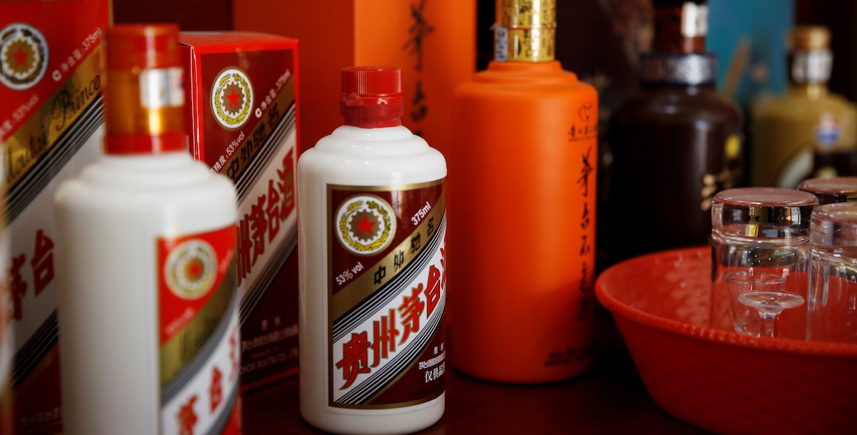 Alcune bottiglie di Moutai esposte durante una degustazione in un negozio di Pechino, il 2 novembre del 2020