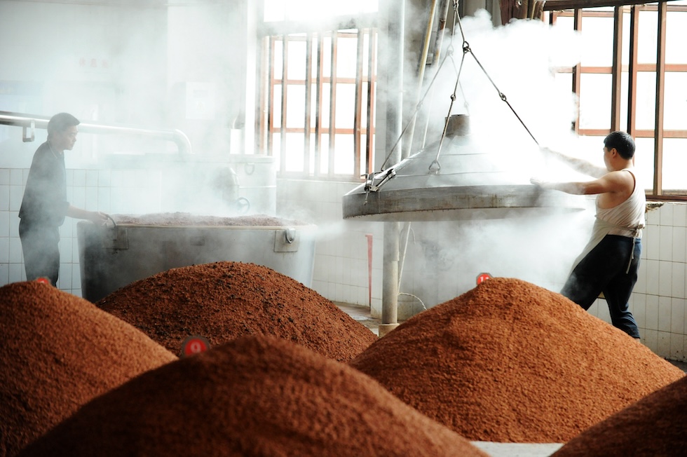 La lavorazione del sorgo in una distilleria di Maotai, il 23 ottobre del 2018