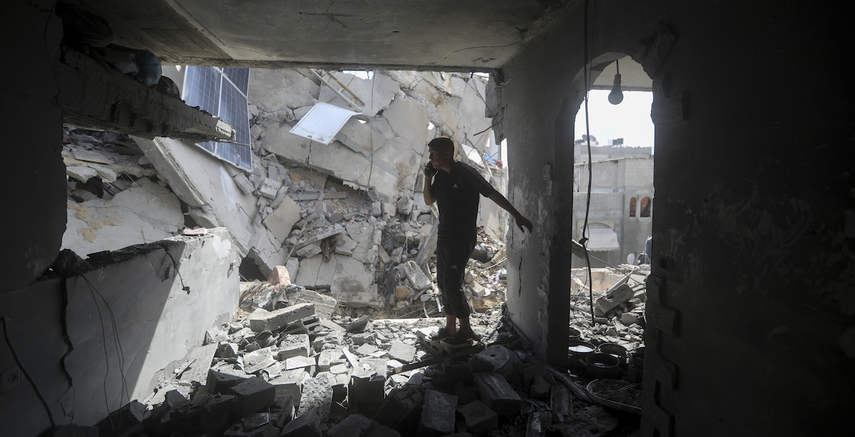 Un palestinese tra le macerie di un edificio bombardato a Rafah, il 7 maggio