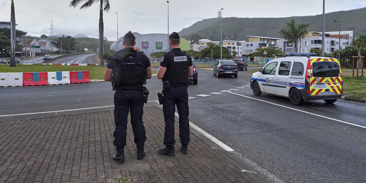 Poliziotti francesi in Nuova Caledonia, nel 2021 (AP Photo/Clotilde Richalet, File)