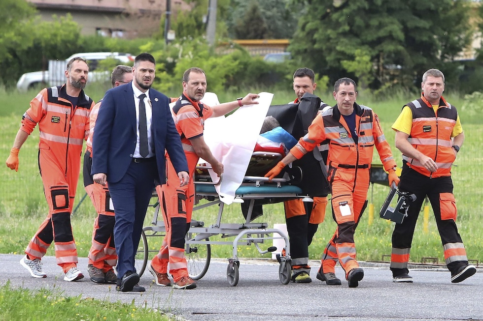 Fico arrivato all'ospedale di Banská Bystrica con i soccorritori, mercoledì 15 maggio (Jan Kroslak/ TASR via AP)