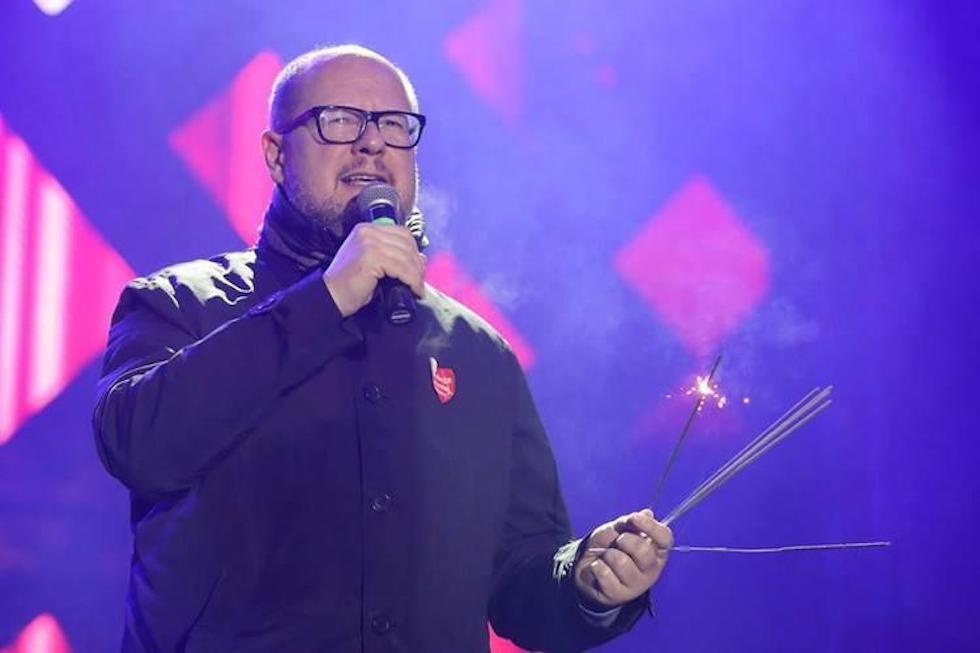 Pawel Adamowicz mentre parla al pubblico a un evento di beneficenza il 13 gennaio 2019: poco dopo sarebbe stato accoltellato