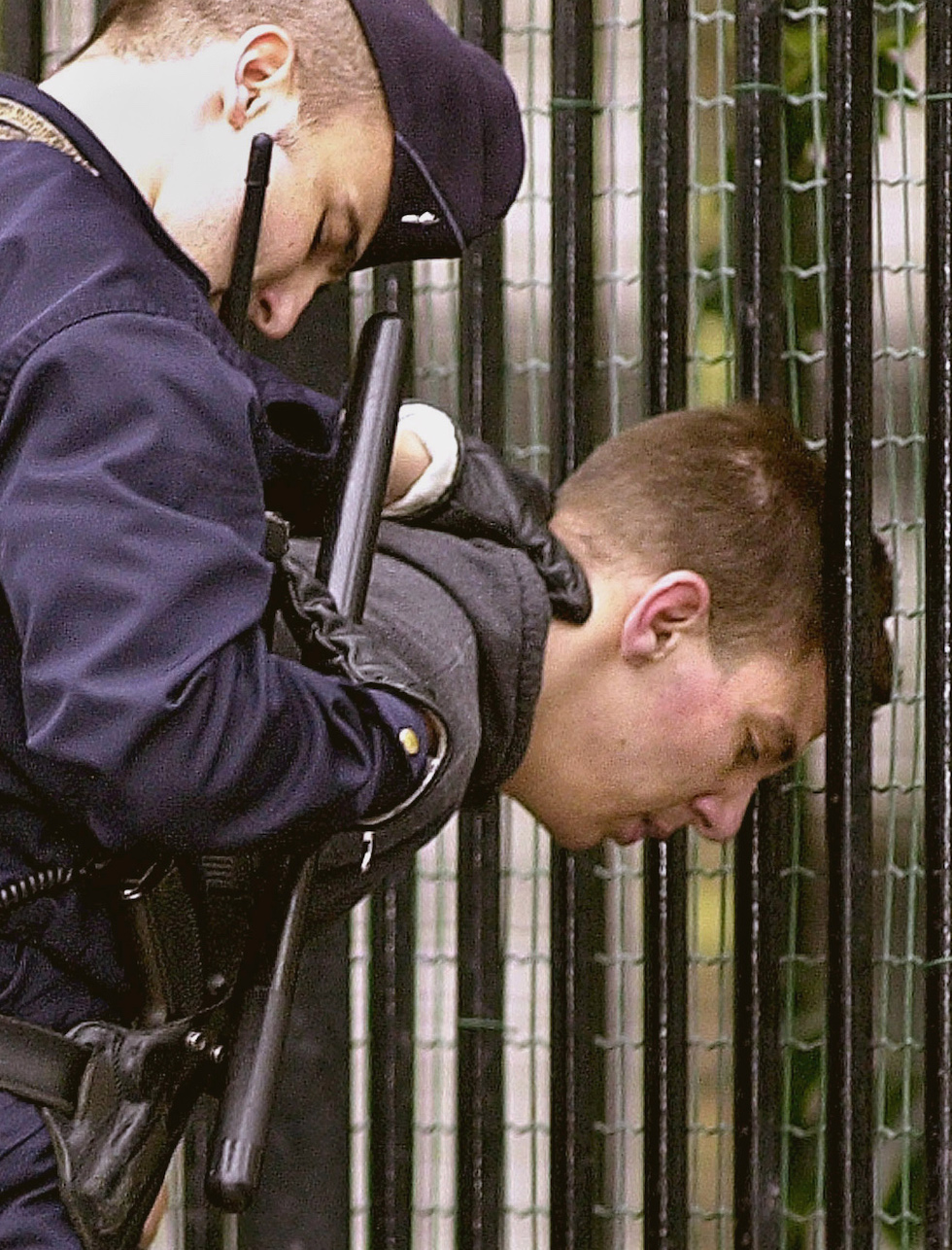Maxime Brunerie portato via dalla polizia dopo aver tentato di sparare a Jacques Chirac
