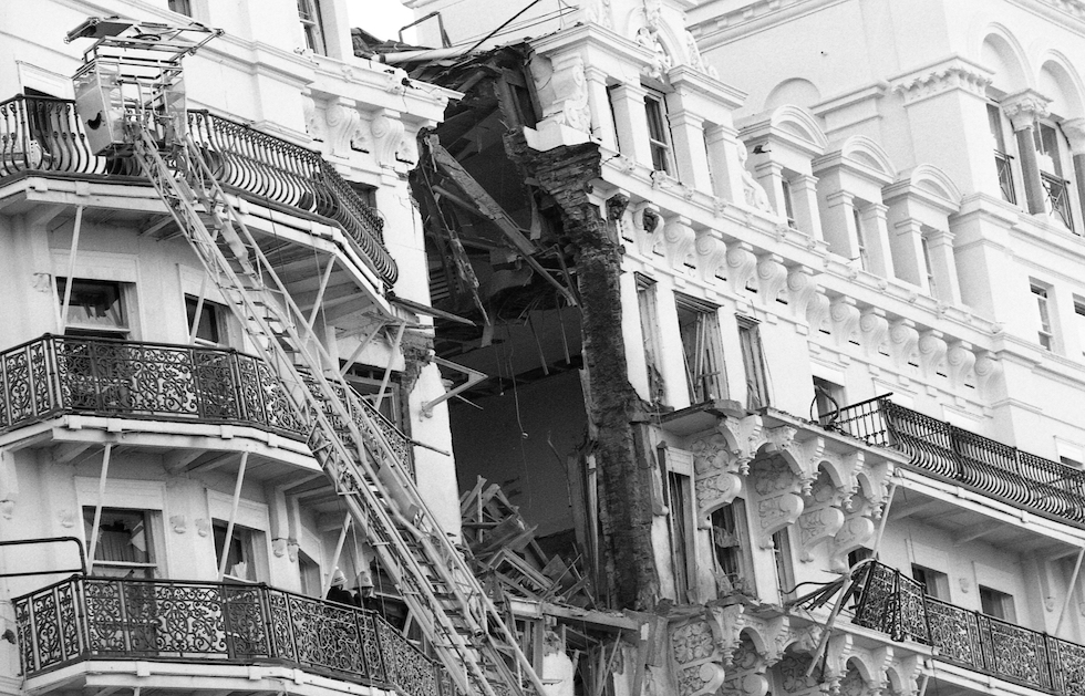 La facciata del Grand Hotel di Brighton danneggiata dall'esplosione