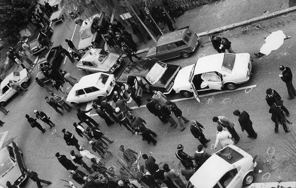 Via Fani a Roma subito dopo l'agguato armato in cui fu rapito Aldo Moro e furono uccisi cinque uomini della scorta