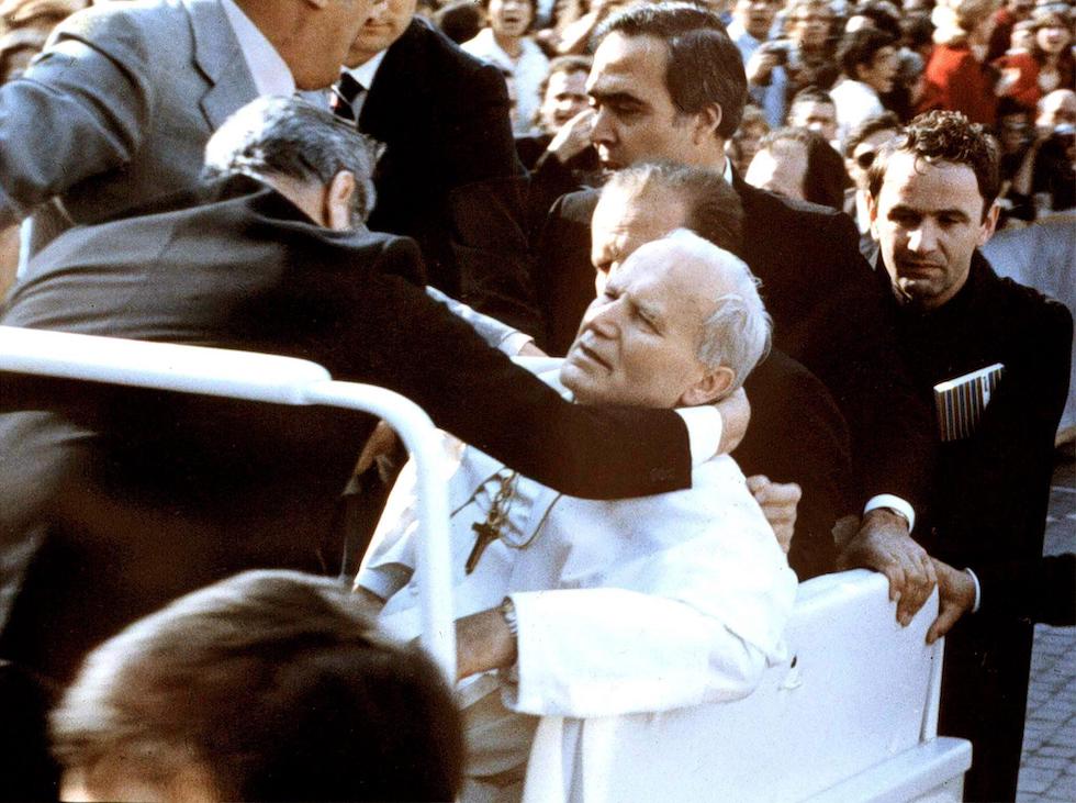 Papa Giovanni Paolo II dopo essere stato colpito