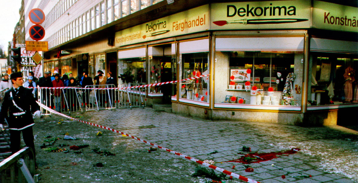 La strada di Stoccolma in cui Olof Palme fu ucciso nel 1986, transennata dalla polizia (Ansa)