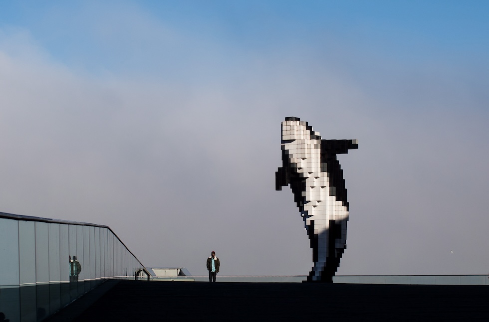 Una foto di <em>Digital Orca</em>, la statua dell'orca pixelata realizzata da Douglas Coupland per il porto di Vancouver, in Canada