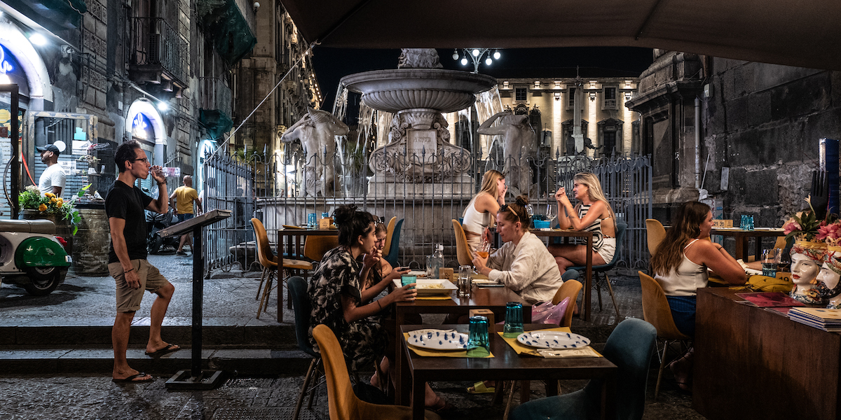 Foto di persone sedute al ristorante in centro a Catania