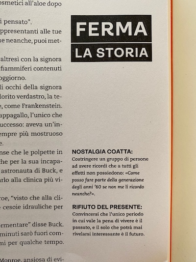 Una pagina del libro con lo slogan "Ferma la storia" e definizioni di "Nostalgia Coatta" e "Rifiuto del presente"