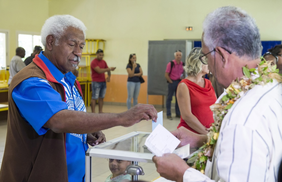 Roch Wamytan mette la sua scheda in un'urna trasparente al referendum del 2018 per l'indipendenza della Nuova Caledonia dalla Francia