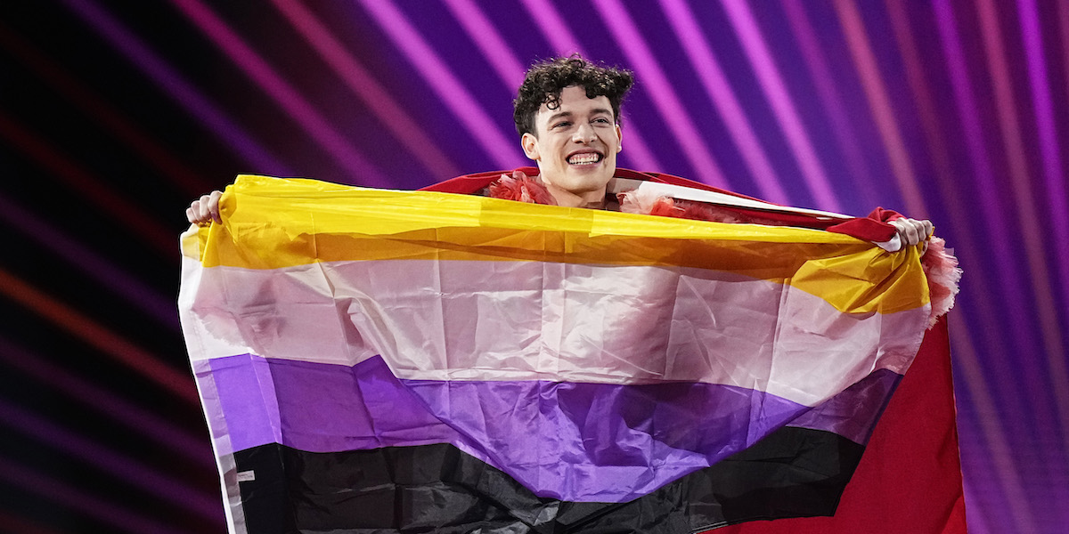 Nemo all'Eurovision tiene una bandiera dell'orgoglio non binary (Martin Sylvest Andersen/Getty Images)