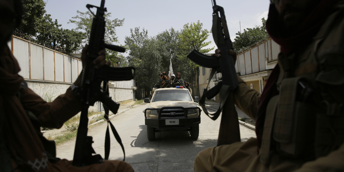 Pattuglie di talebani a Kabul, nell'agosto del 2021 (AP Photo/Rahmat Gul, File)