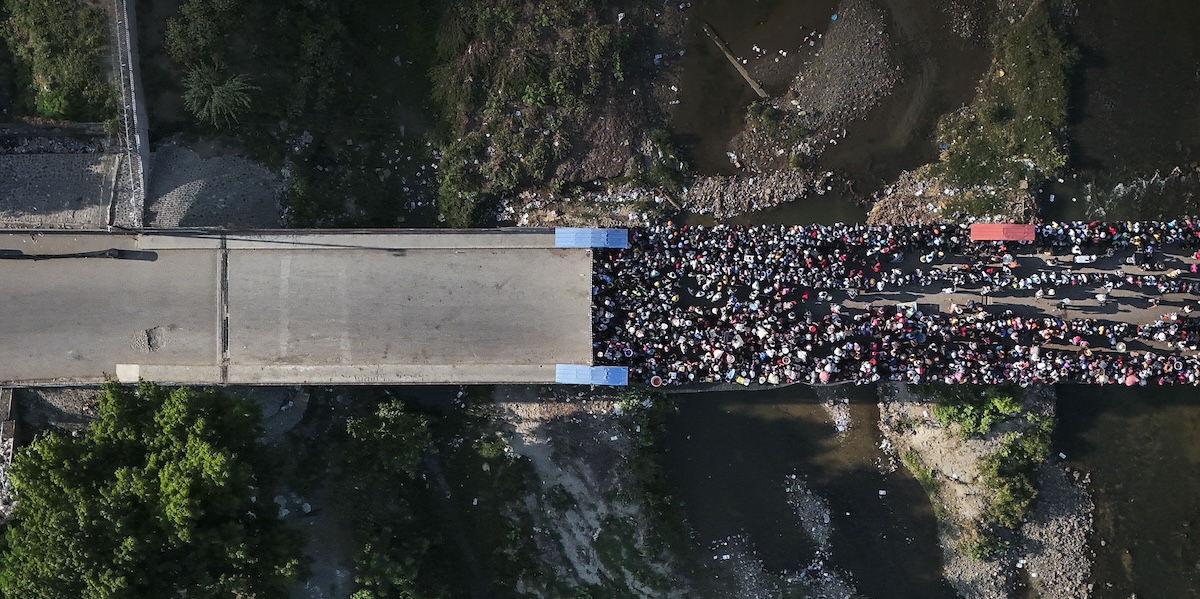 Persone ad Haiti in attesa di attraversare il confine con la Repubblica Dominicana, a Ouanaminthe (AP Photo/Matias Delacroix)