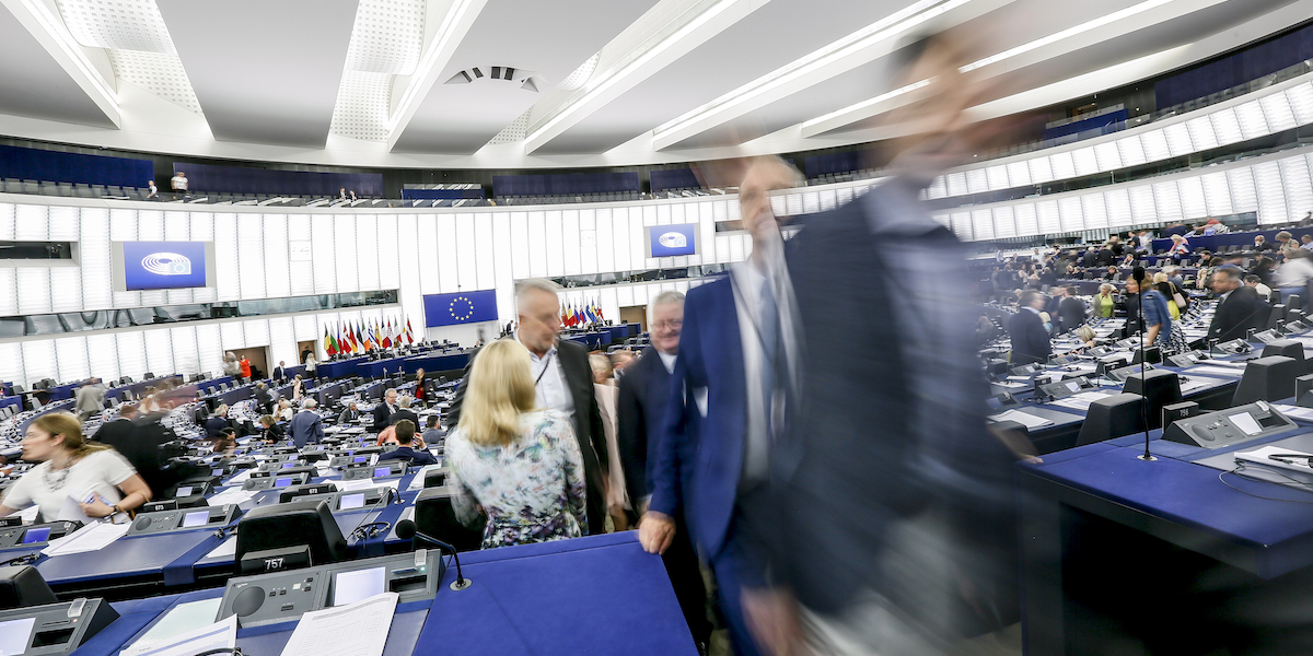 Alcuni parlamentari lasciano una sessione plenaria del Parlamento Europeo a Strasburgo (ufficio stampa del Parlamento Europeo)