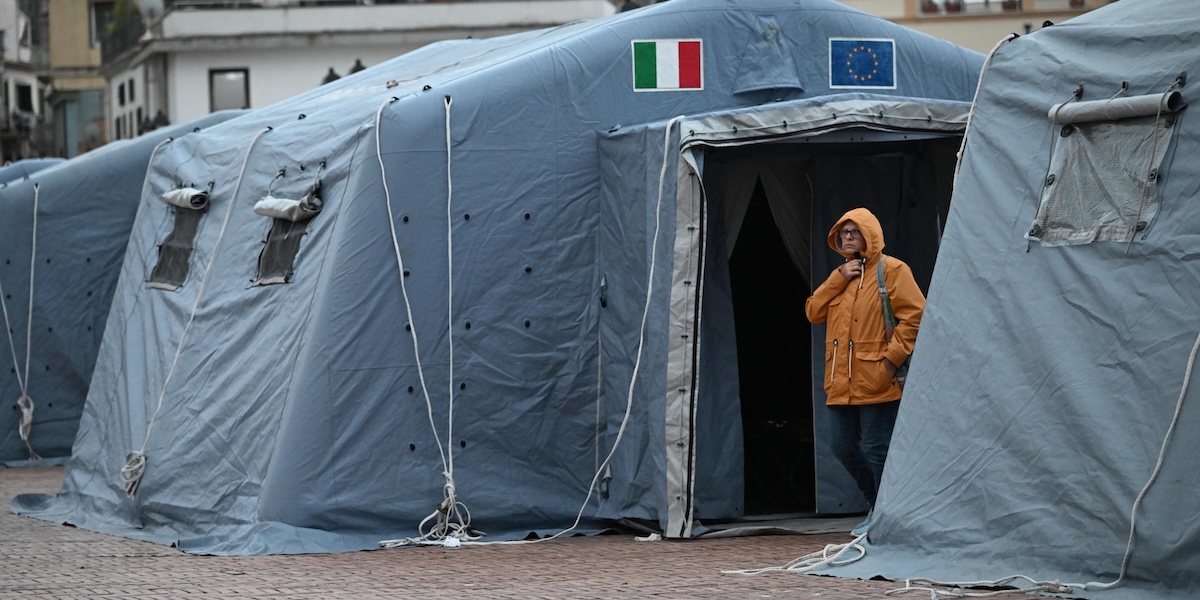 Un abitante di Pozzuoli vicino a una tenda allestita lunedì sera dalla Protezione civile per ospitare le persone spaventate dal terremoto