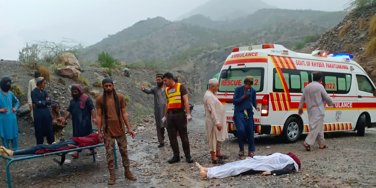 In Pakistan sono morte almeno venti persone dopo che un autobus è caduto in un burrone