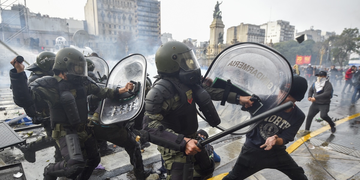 Gli scontri davanti al parlamento a Buenos Aires, Argentina, 12 giugno 2024