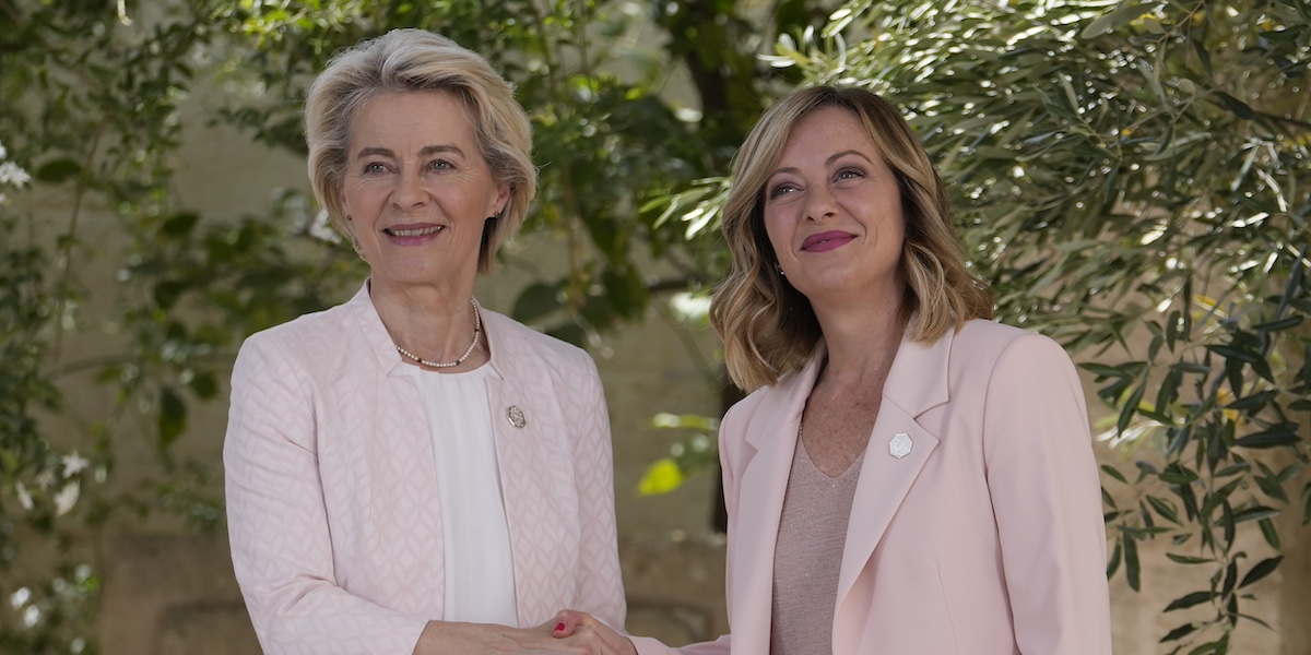 La presidente della Commissione Europea Ursula von der Leyen e Giorgia Meloni, presidente del gruppo dei Conservatori e dei Riformisti Europei (AP Photo/Luca Bruno)