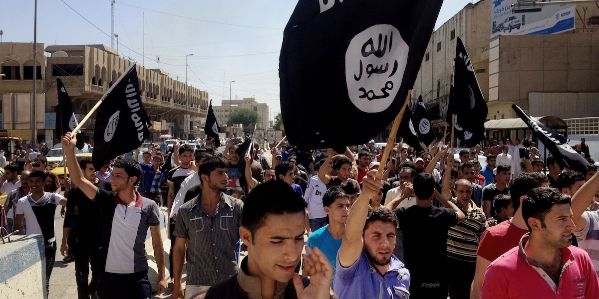 Una manifestazione pro ISIS a Mosul, in Iraq, il 16 giugno 2014 (AP Photo)