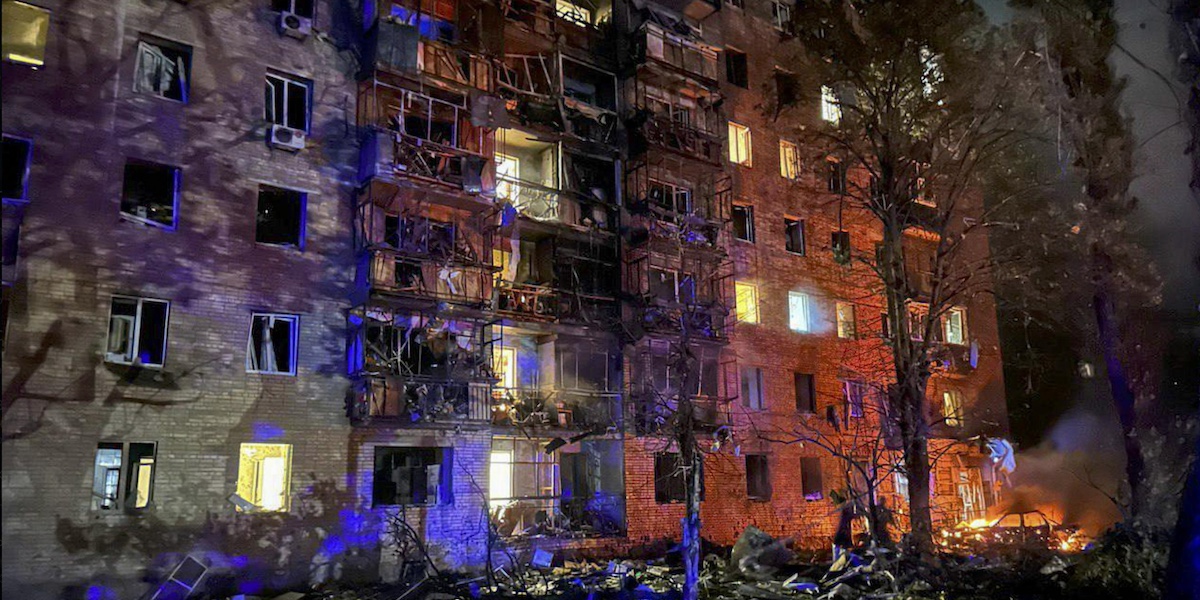Una foto fornita alle agenzie dal sindaco di Kursk, in Russia, mostra un edificio danneggiato dai combattimenti nella regione (EPA/IGOR KUTSAK)
