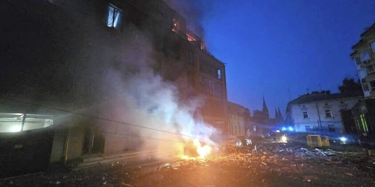 A Leopoli, in Ucraina, almeno sette persone sono state uccise da un grande bombardamento russo