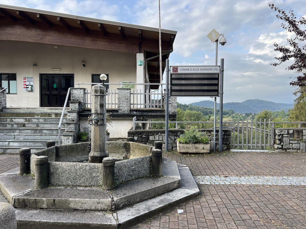 L'ex municipio di Alice superiore, ora frazione di Val di Chy