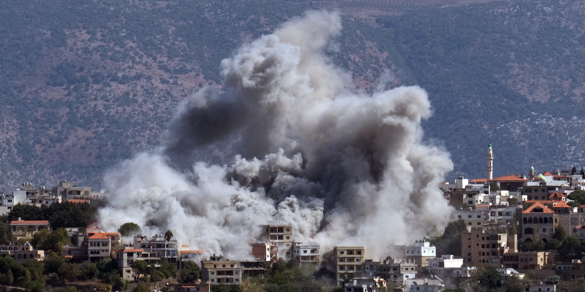Il fumo prodotto da un bombardamento israeliano nella zona di Marjayoun, Libano, 3 ottobre (Carl Court/ Getty Images)