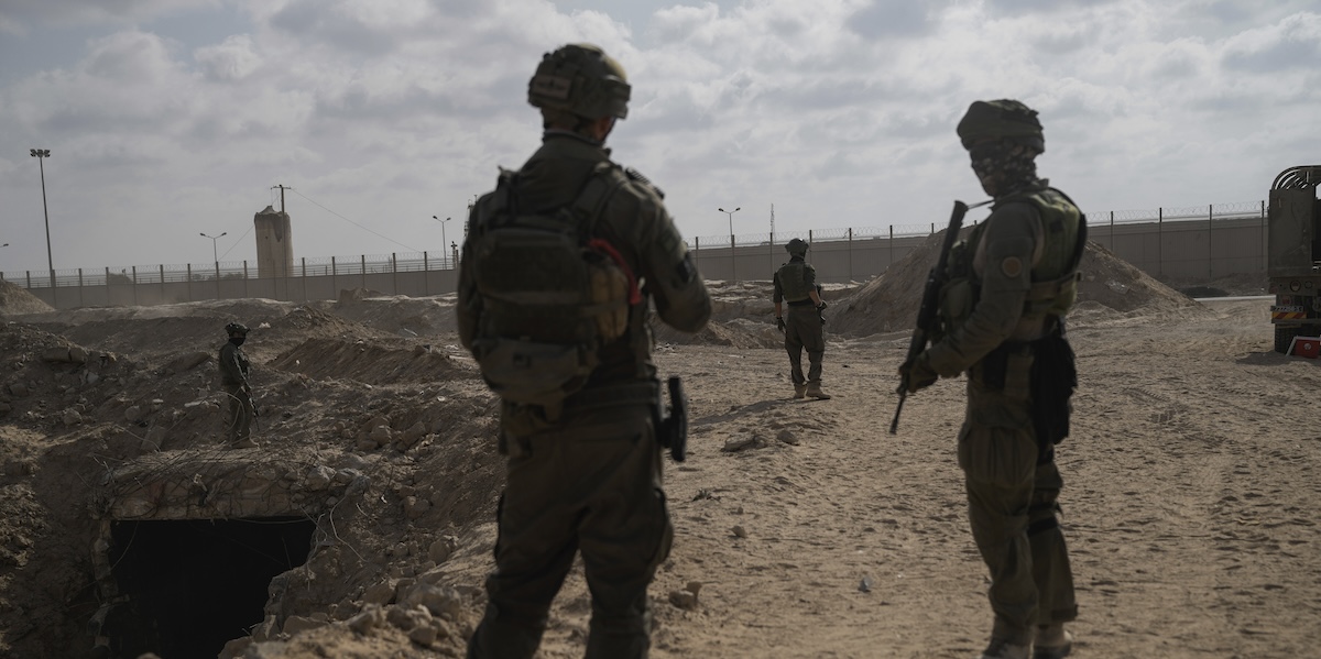 Almeno 26 persone palestinesi sono state uccise in un attacco israeliano contro una moschea e una scuola nel centro della Striscia di Gaza