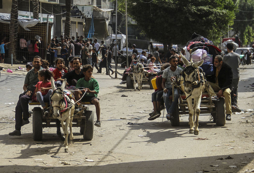 Civili scappano da Jabalia, l'8 ottobre