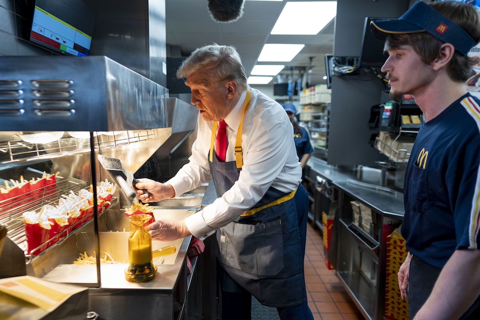 Donald Trump serve patatine a un McDonald's in Pennsylvania