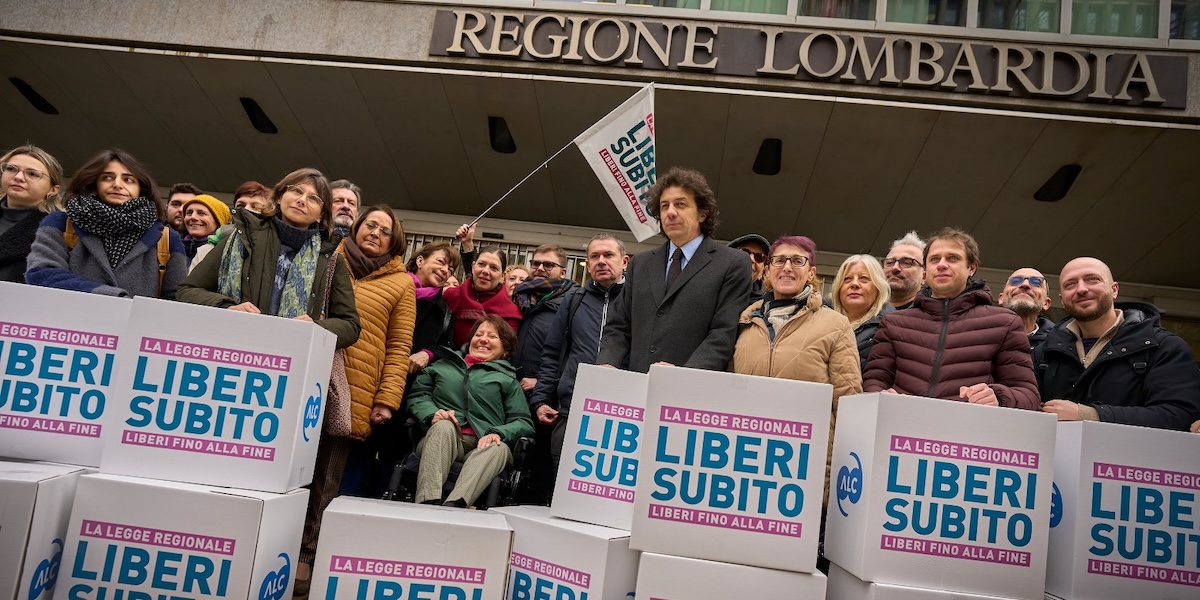 Il deposito delle firme per la proposta di legge regionale sulla morte assistita in Lombardia (Associazione Luca Coscioni)