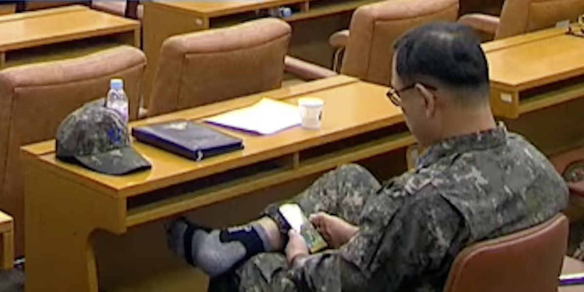 Il generale sudcoreano che giocava col telefono durante un’udienza sulla legge marziale