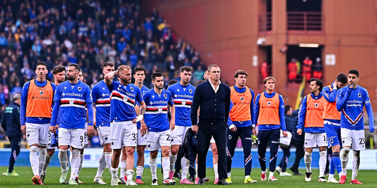 La squadra della Sampdoria e il suo allenatore Leonardo Semplici dopo la sconfitta contro il Frosinone, 29 marzo 2025