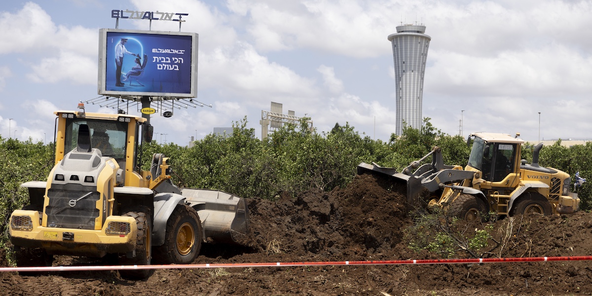 Un missile lanciato dagli Houthi ha colpito un’area vicina all’aeroporto Ben Gurion di Tel Aviv