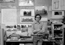Christo nel suo studio di New York, nel 1984, dietro di lui si vedono i progetti per il palazzo del Reichstag