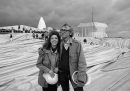 Christo e Jeanne-Claude durante l'istallazione dell'opera, sul tetto del Reichstag, nel giugno del 1995