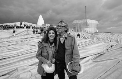 Christo e Jeanne-Claude durante l'istallazione dell'opera, sul tetto del Reichstag, nel giugno del 1995